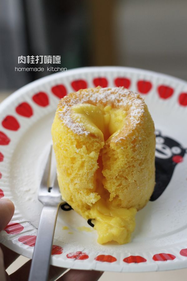 作法很簡單，不想使用紙杯，馬芬模具也可以，
 吃的時候再稍微烤一下下，
 濃郁的煉乳就會如圖一樣流出來了喔…