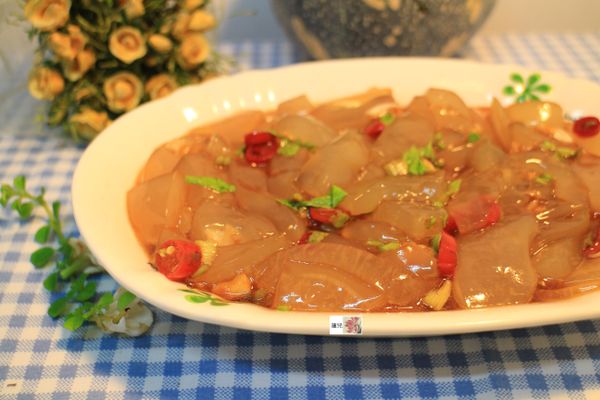 熟的曼波魚骨拌上醬汁即可。