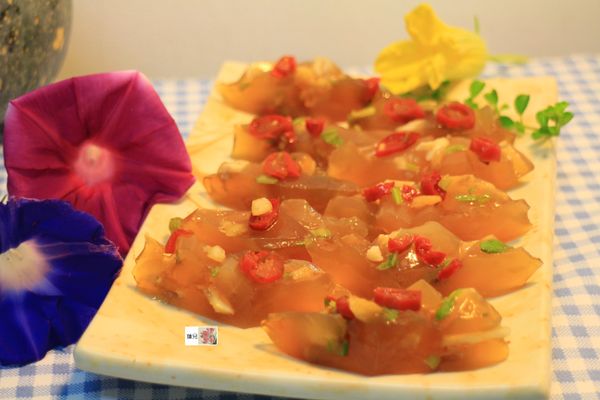 冰到冷藏結凍後，再切適當大小。冷藏後風味又不同。