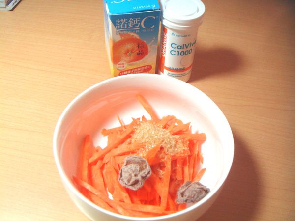 加入糖及兩顆酸梅