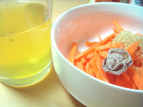 將「諾鈣C發泡錠」放入開水中，想添加風味可以加入少許檸檬汁或金桔汁，再加些蜂蜜或楓糖增添甜度。