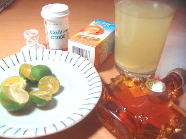 諾鈣C發泡錠泡水、金桔切半備用