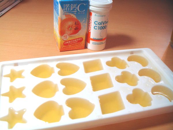 拿出製冰盒，或其他製冰器，各式各樣都行，花樣愈多，小孩愈開心