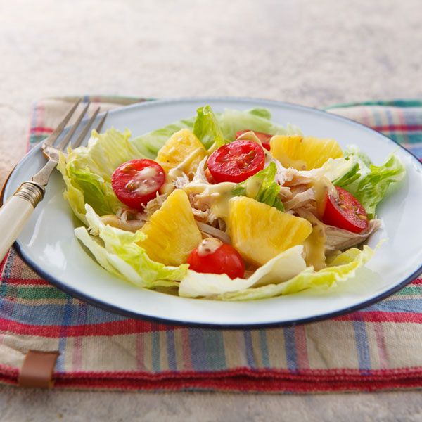 將萵苣葉、雞胸肉絲、聖女小蕃茄、鳳梨片放在沙拉碗中拌勻，最後淋上沙拉醬即可食用。