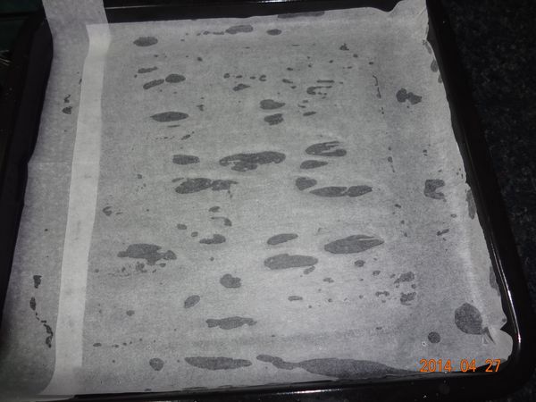 1.模型四周抺上少許油或鋪上烘培紙方便脫模