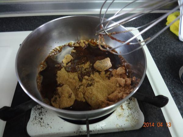 2.鍋中放入黑糖及1/4的水用中火煮至沸騰，轉小火直到糖香和糖色出現(不要攪動它，就像在煮焦糖一樣)