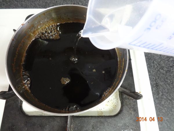 3.加入剩餘的水用大火繼續拌煮5分鐘