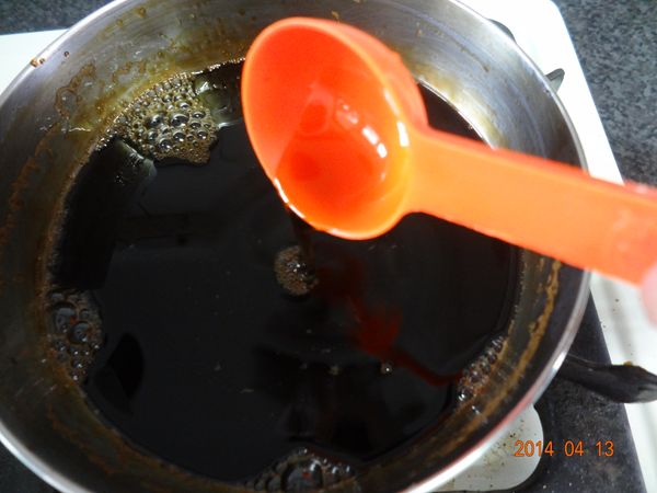 4.煮至濃稠狀出現後加入蜂蜜拌均勻，即為黑糖蜜
