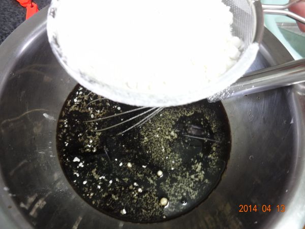 6.將低筋麵粉、樹薯粉、泡打粉、小蘇打粉混合過篩