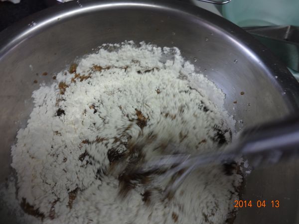 7.分三次加到黑糖蜜水中充分拌勻不可以有粉粒
(若仍然有粉粒則可用篩網過篩一下，組織會較細緻)