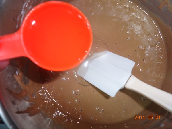 8.再加入沙拉油充分拌勻(不可油麵分離)