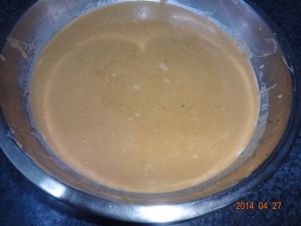 9.將麵糊裝倒入模型中，鬆弛30分鐘以上