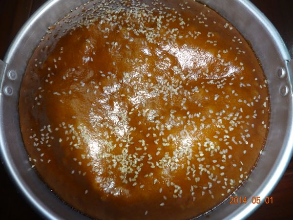 11.快好前2分鐘開一小縫，關火後等約7~8分鐘再移開鍋蓋並灑上熟的白芝麻即可