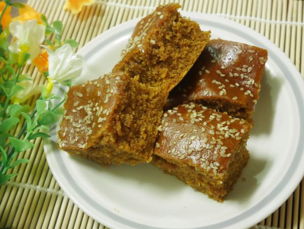 12.放涼後分切成小塊即可
(切時刀子要沾水才不會沾粘著)