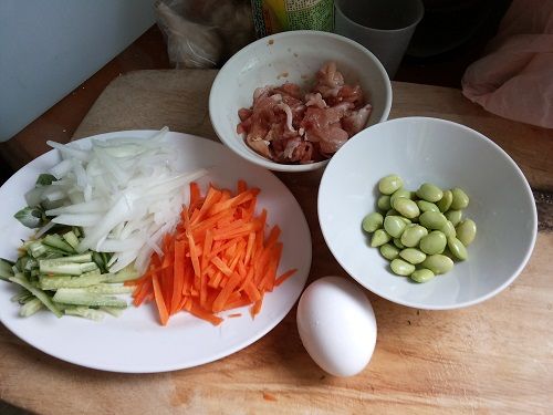 1.將肉片加入少量醬油醃製
2.將蔬菜切絲狀