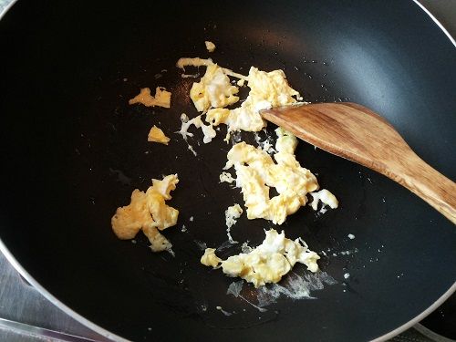 起一油鍋，將打散的蛋花下鍋拌炒