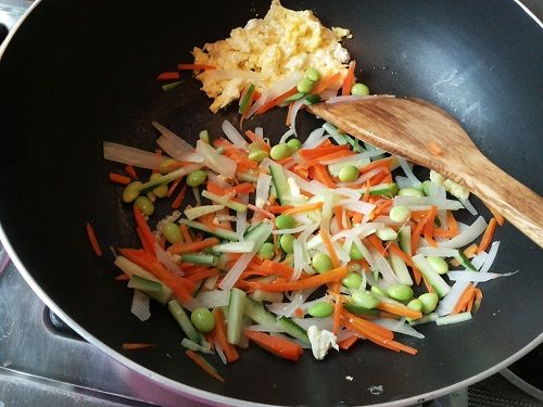 再將蔬菜加入炒至味道出來