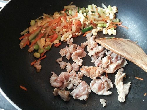 將醃製好的肉片下鍋炒至微微焦香