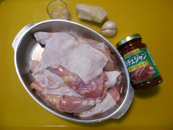 準備材料，雞腿切塊以【醃料】醃幾分鐘、蒜切碎