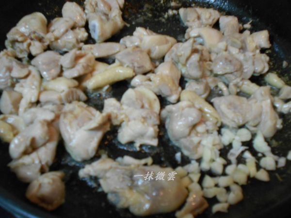 鍋熱不用放油，直接放入雞肉以中火乾煎到出油變白了，再放入切碎的蒜末
