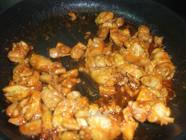 加入【調味料】拌炒到收汁