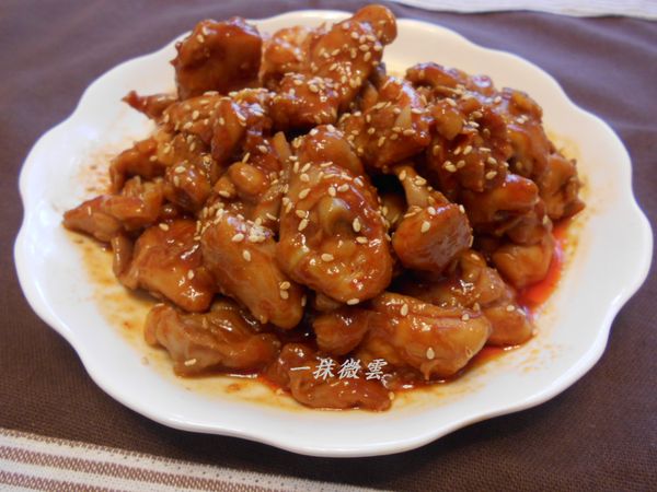 裝盤後灑一點熟白芝麻就完成了