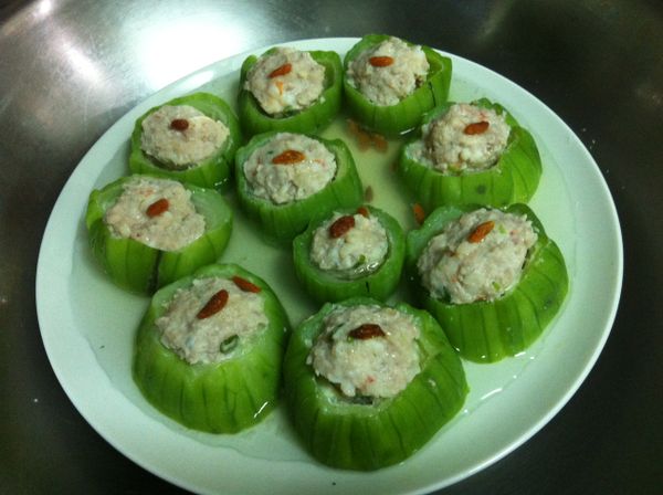 蒸鍋燒開熱水後放入絲瓜鑲肉入內蒸 15 分鐘後即可起鍋.