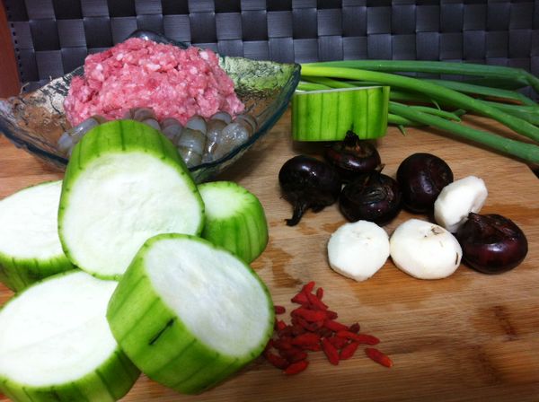 絲瓜削皮後切成一圈一圈, 高約 4.5 - 5 公分