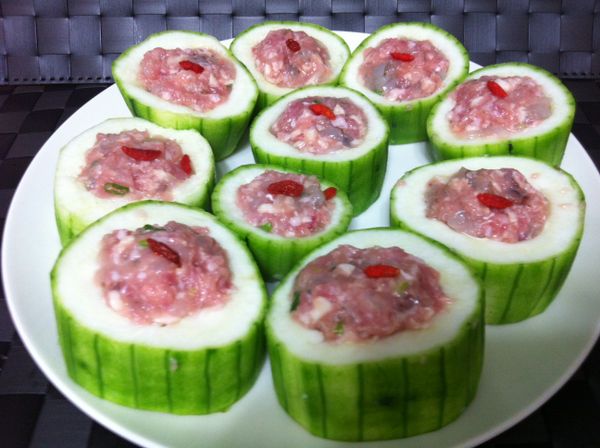 拿湯匙將絲瓜中間挖出一個圓洞. 調好的餡料逐一填入洞內.再放上枸杞配色.