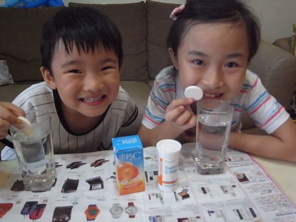 將一錠的諾鈣C發泡錠投入300cc的冷開水 待溶解備用~差不多一分鐘後，諾鈣C會完全溶解於水~