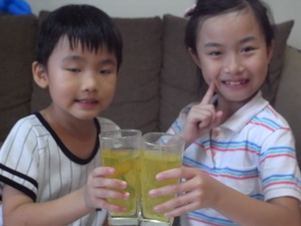 諾鈣C 發泡時就像在作汽水, 小朋友都超期待的~
 單喝就很好喝了~