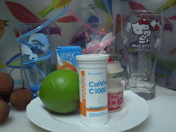先把材料準備好: 諾鈣C發泡錠 一錠 / 養樂多一罐/ 檸檬一顆/ 材料準備起來非常簡單~