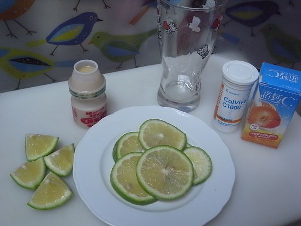 比例上我是　１：１：１　即　諾鈣C / 養樂多 /檸檬 
直接倒入已冰的杯子　１：１：１　即可～