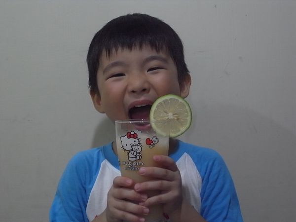 夏天多喝檸檬汁很棒喔~ 可以美白又可以補充維也納C ~
把檸檬洗淨切片, 直接放入水中喝, 好喝也對身體很有幫助~