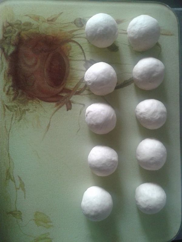 麵團總重是500g，分割一個麵糰是50g，分割放置10~15分鐘即可編製。