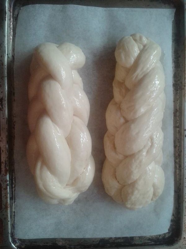 一條辮子麵包需要五團小麵糰，分別將其揉成長條，將頭相黏，以2~3  5~2  1~3 (第二條放置第三條、第五條放置第二條、第一條放置第三條)的口訣編製即可最後發酵30~60分鐘。