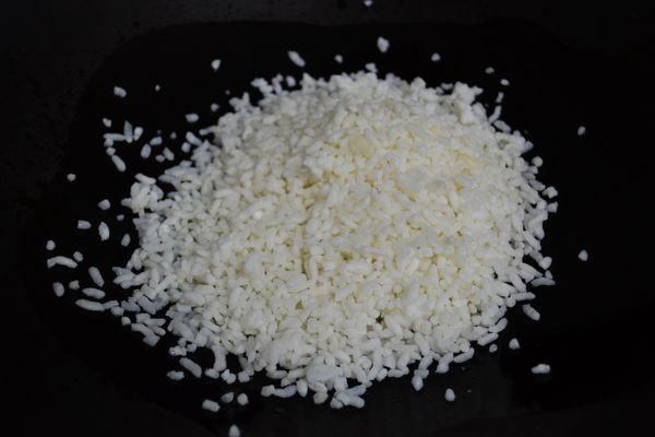 鍋中放入1匙油加入白飯翻炒。