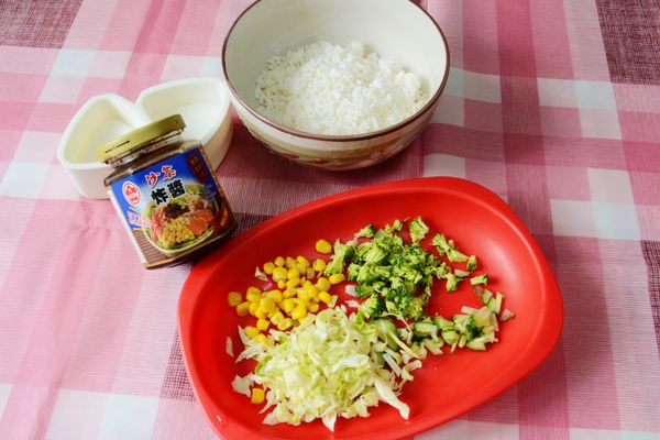 將所需食材準備好。高麗菜切絲、花椰菜切細粒、小黃瓜切小粒備用。