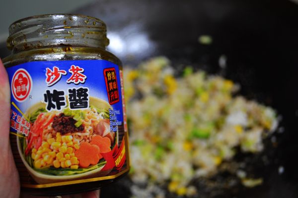 加入 [調味料] 牛頭牌沙茶炸醬2大匙、胡椒粉少許、鹽1/2小匙拌炒均勻。