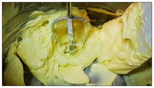 將奶油、糖粉混合拌勻，以電動攪拌器低速打發。(糖粉要分次慢慢加入，不要一次全下)