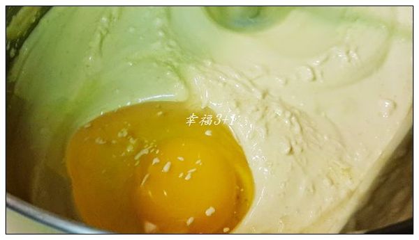 再將雞蛋分兩次(一次一顆)放入打勻，快速打發，麵糊會比較細緻。