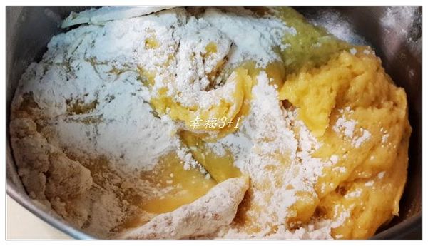 倒入麵粉（泡打粉、香草粉先拌入麵粉中）用『刮刀』左右、按壓拌勻，至麵粉無顆粒狀即可。(麵粉要分N次慢慢加入，千萬不能一次全下)