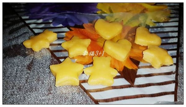 ◎原味造型餅乾作法：將麵糰用桿麵棍桿平(盡量厚薄度一致)，利用模型壓出形狀。(麵糰可先放冷藏，20分鐘後取出較好壓模)