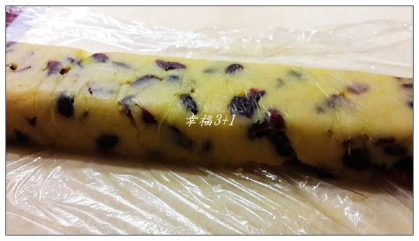 ◎蔓越莓口味作法１)：將麵糰拌入蔓越莓乾，塑成長條狀，以保鮮膜包裹，放於冷凍20分鐘。