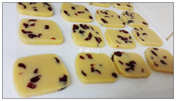 ◎蔓越莓口味作法２)：20分鐘後取出，切成適當厚度。（太硬不好切，可在退冰一下再切）