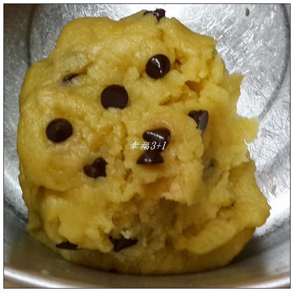 ◎巧克力豆餅乾作法１：將拌好的麵糰拌入巧克力豆。