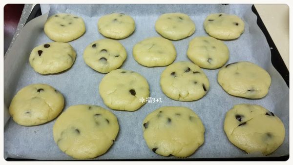 ◎巧克力豆餅乾作法２：在用手將麵糰搓成圓形，在輕壓成圓扁狀。(大小隨意)