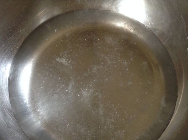 150ml的水與洋菜粉均勻混合,之後加熱沸騰後備用.