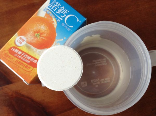 將1片諾鈣C發泡錠放進150ml的水,使其完全發泡備用