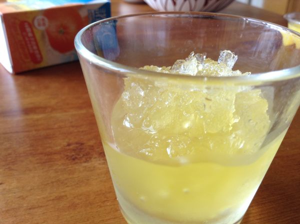 步驟3剩餘的100ml諾鈣C,反覆冰進冷凍庫拿出攪拌或是使用冰沙機製作成冰沙